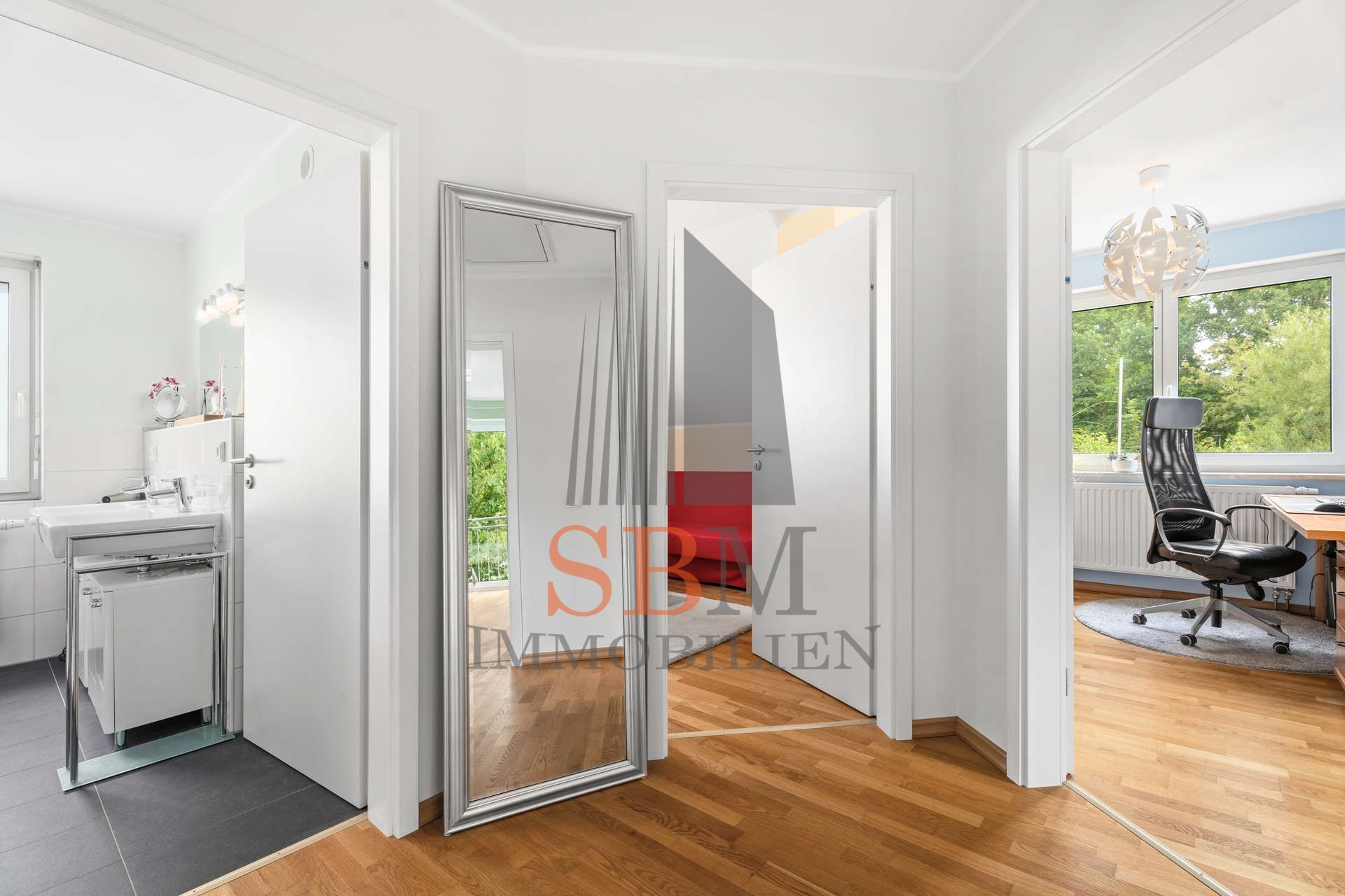 Familiendomizil im modernen Stil mit charmantem Garten und Top-Anbindung - Bild